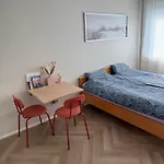 Short In The Center, Free Parking