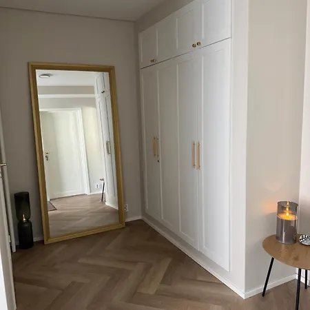 Short In The Center, Free Parking 3*