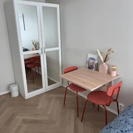 Πανσιόν Short In The Center, Free Parking