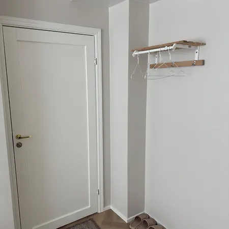 Short In The Center, Free Parking *